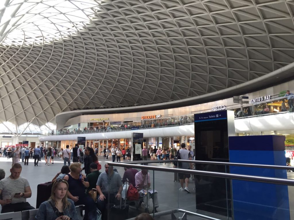 Вокзал Кингс Кросс, зал ожидания. Лондон 2016