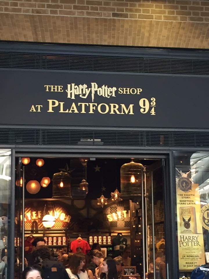 Магазин товарища Поттера. Вокзал Кингс Кросс, Лондон 2016