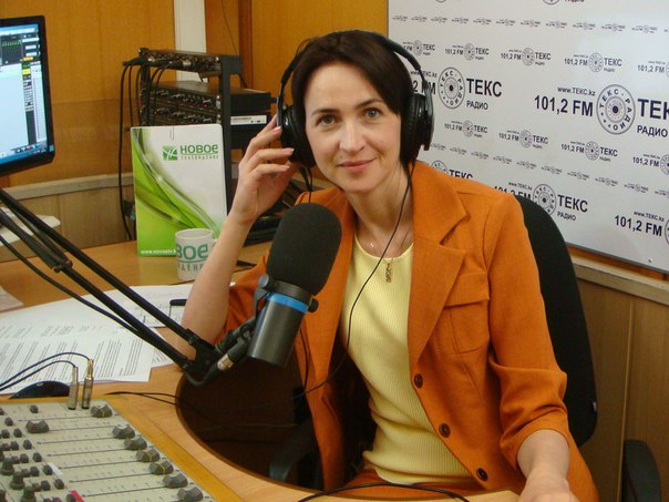 Радио 102.8 красноярск. Елена Дюсембаева. Ведущая радио 102.8 fm Елена печень. Авторитетное радио 102.8 ведущая Лена. Радио 102 4 ведущие.