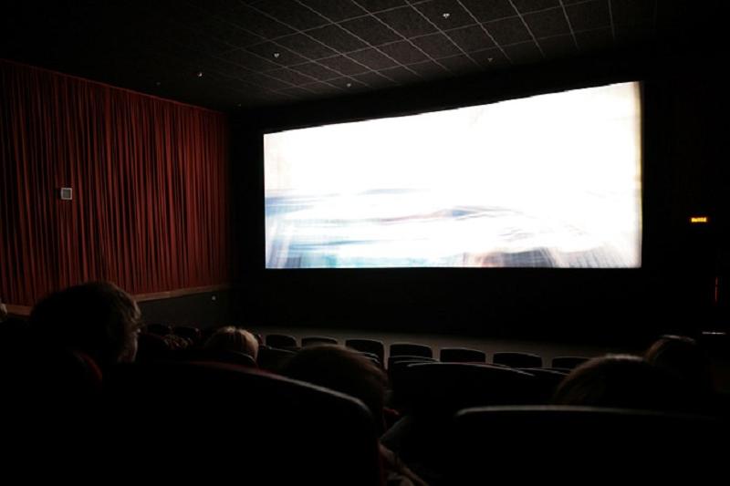 Люди уходили из кинотеатра. Кинотеатр в темноте. Экран кинотеатра в темноте. Кинозал в темноте. Фото из кинотеатра.