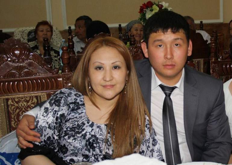 Погибший таксист Саят Солтанбеков с супругой