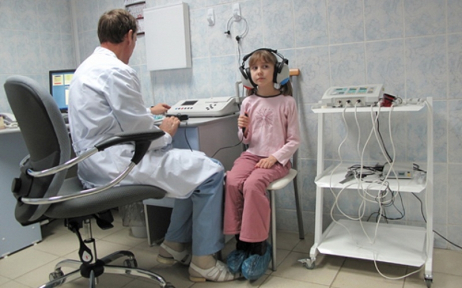 Сурдолог кто это и что делает врач. Аудиометрия слуха аппарат. Аудиометрические исследования слуха. Исследование слуха аудиометрия. Сурдолога + аудиометрия.