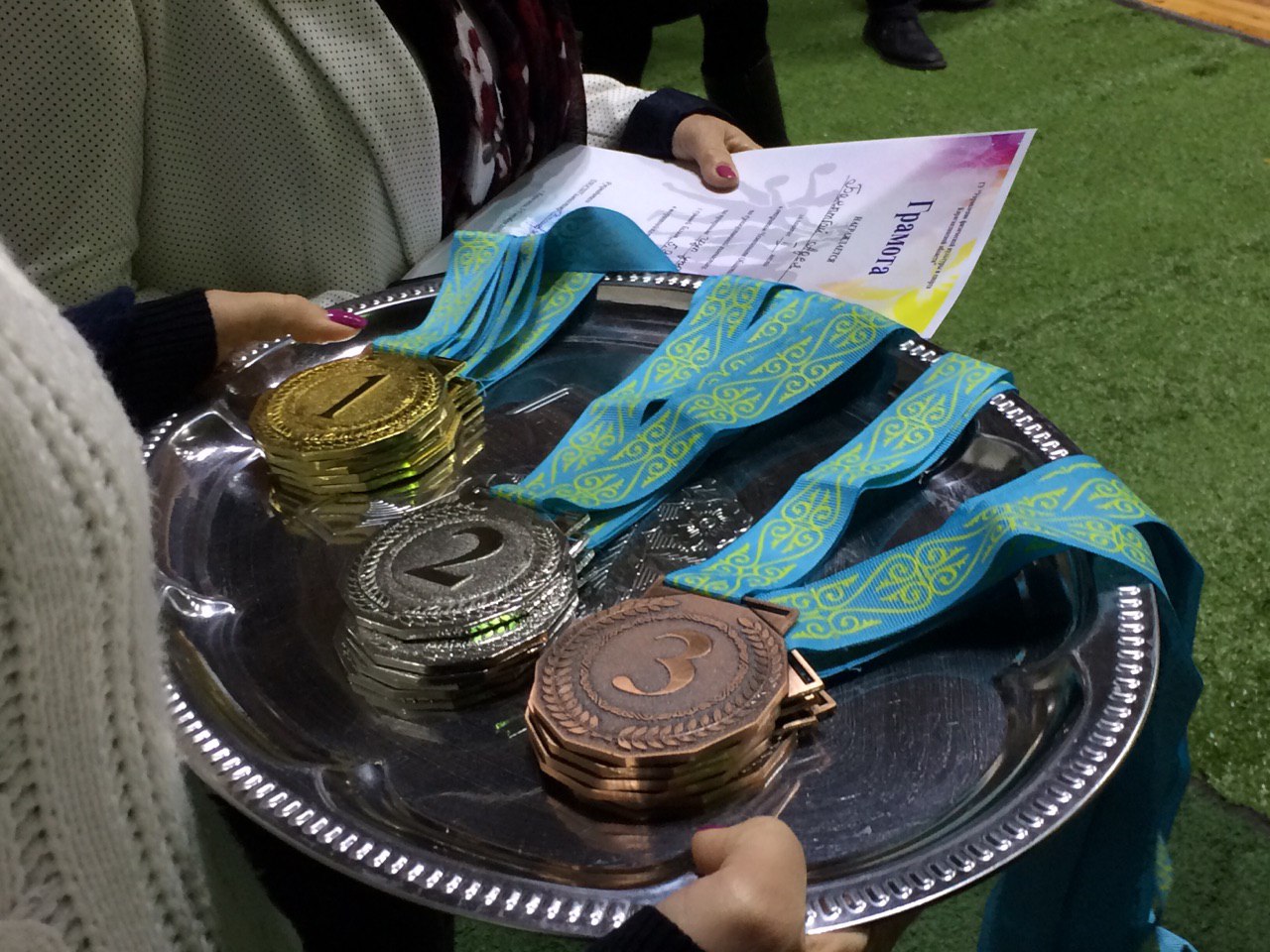 Наградили зачинщика соревнования. Казахстанские медали. Награждение медалями в РК. Медали спортивные Казахстан. Медали для соревнований по плаванию.
