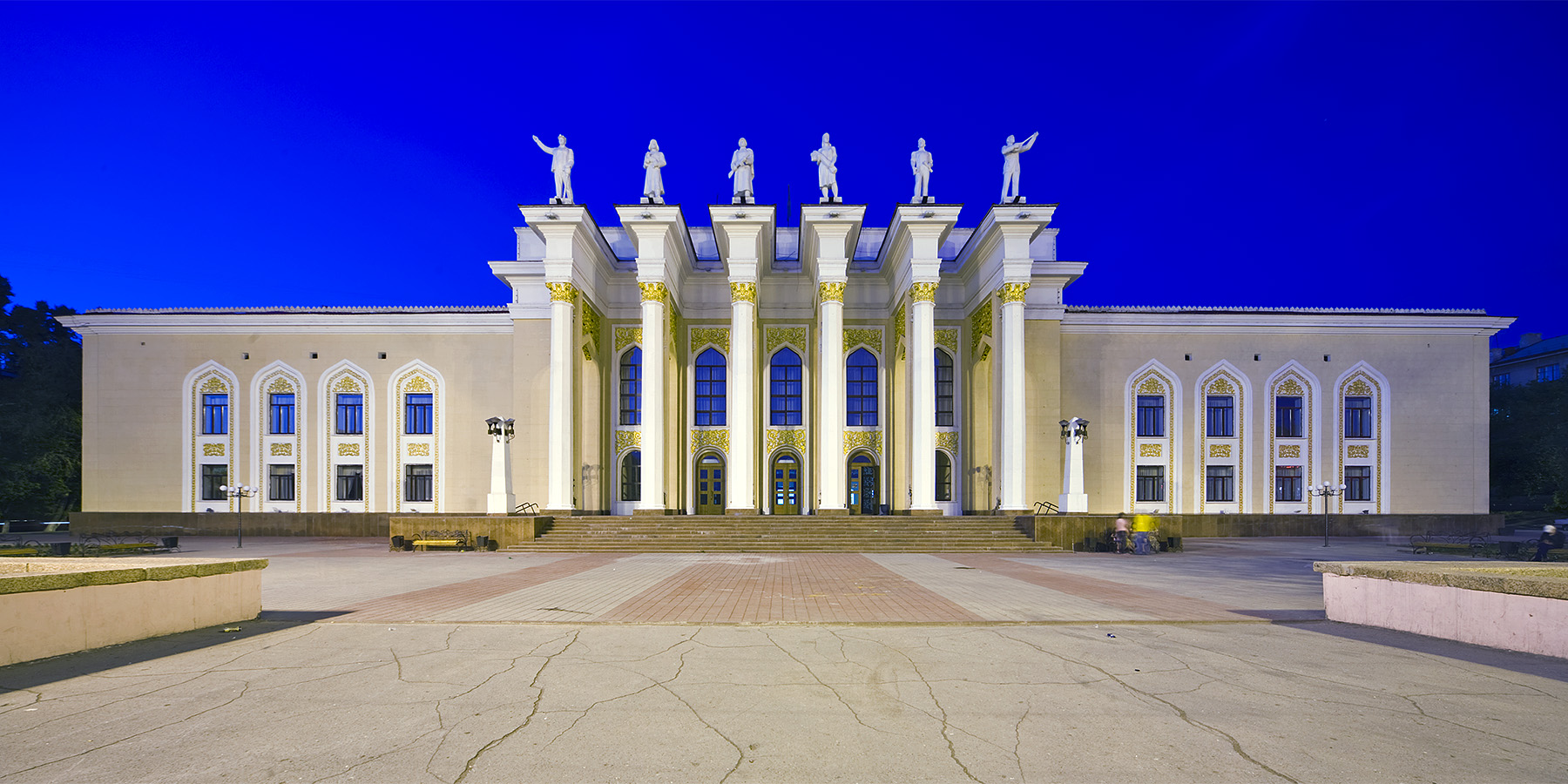 Караганда город в казахстане. ДК горняков Караганда. Дворец культуры горняков Караганда фото. Караганда дворец Шахтёров. Бухара дворец культуры.